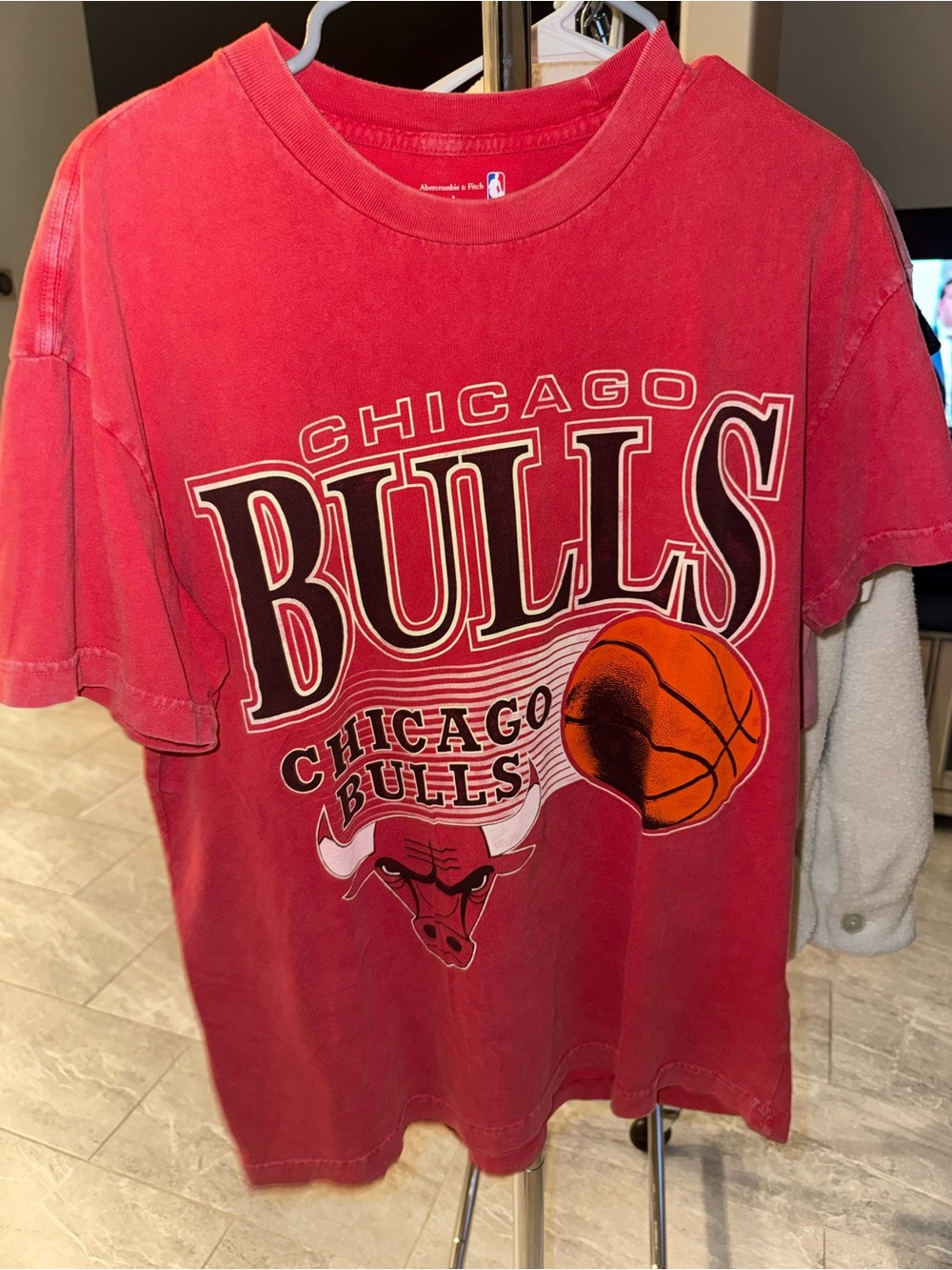 Abercrombie & Fitch Chicago Bulls Red Graphic Tee
